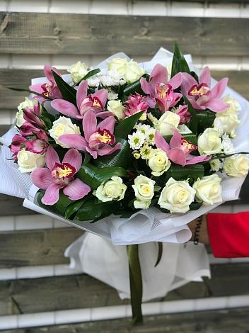 Букет цветов из: Розы и Хризантемы в Молочные Дворы
