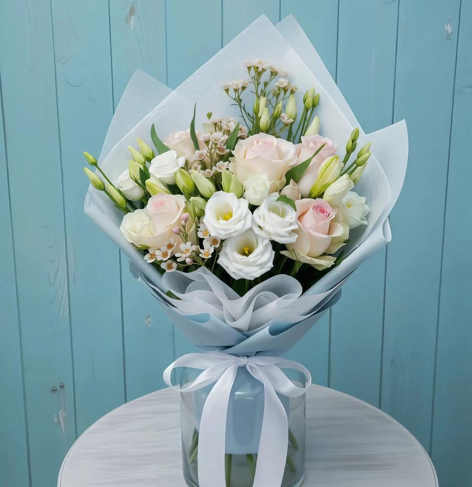 Букет цветов из: Розы и Лизиантусы в Молочные Дворы
