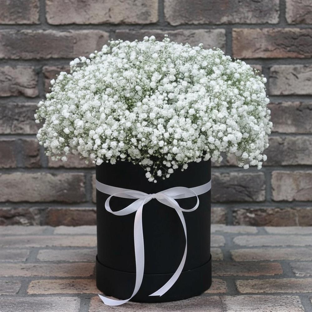 Цветочная композиция из Гипсофила в шляпной коробке в Молочные Дворы