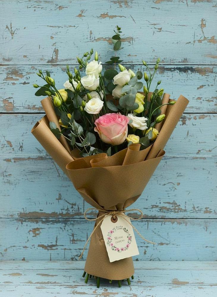 Букет цветов из: Розы и Лизиантусы в Молочные Дворы