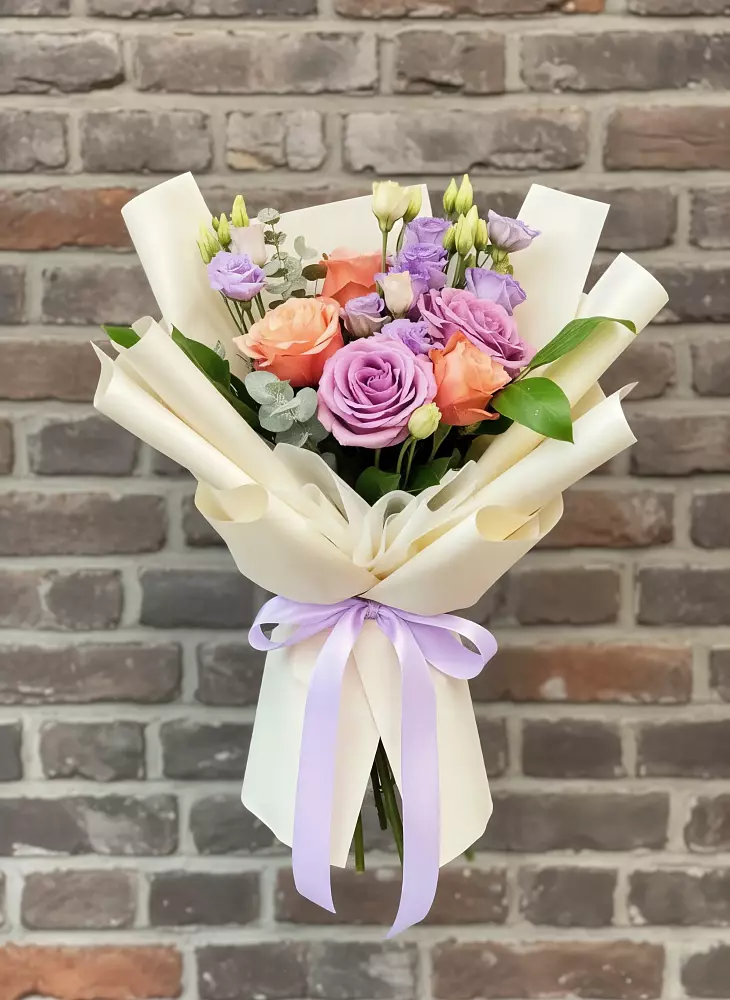 Букет цветов из: Лизиантусы и Розы в Молочные Дворы