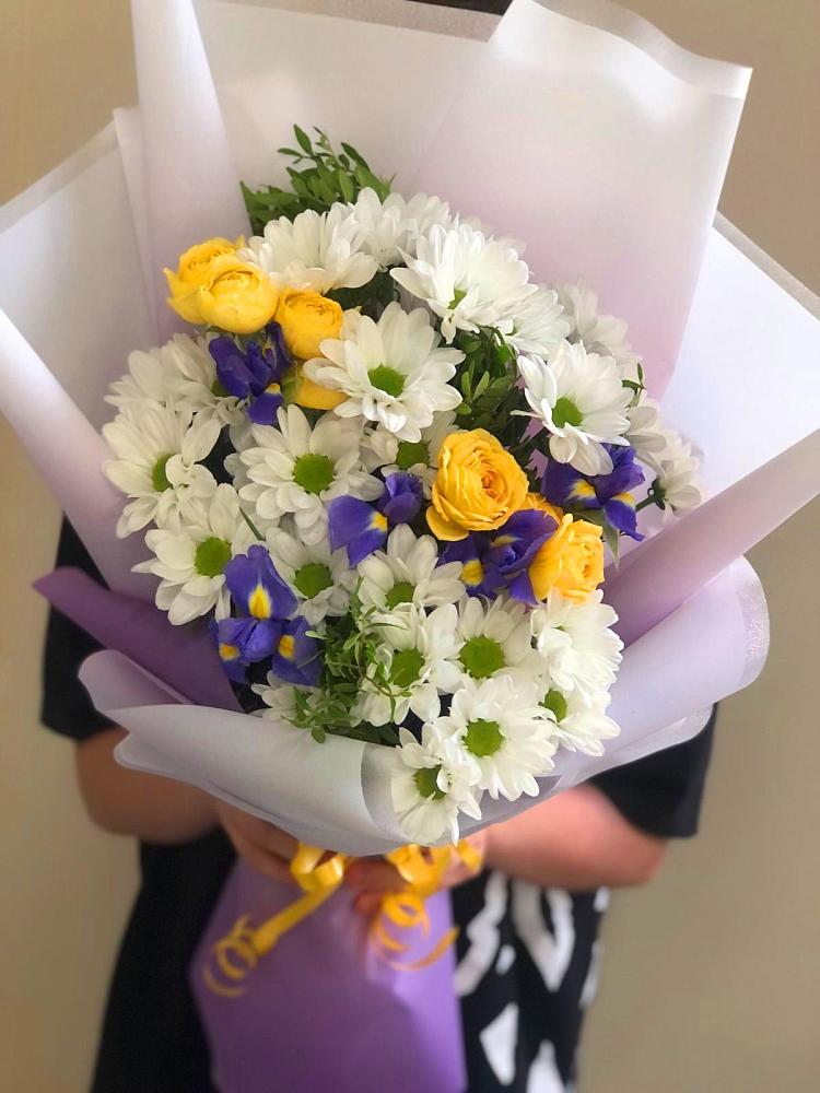 Букет цветов из: Ирисы, Хризантемы и Розы в Молочные Дворы