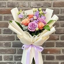 Букет цветов из:  Лизиантусы и Розы в Молочные Дворы