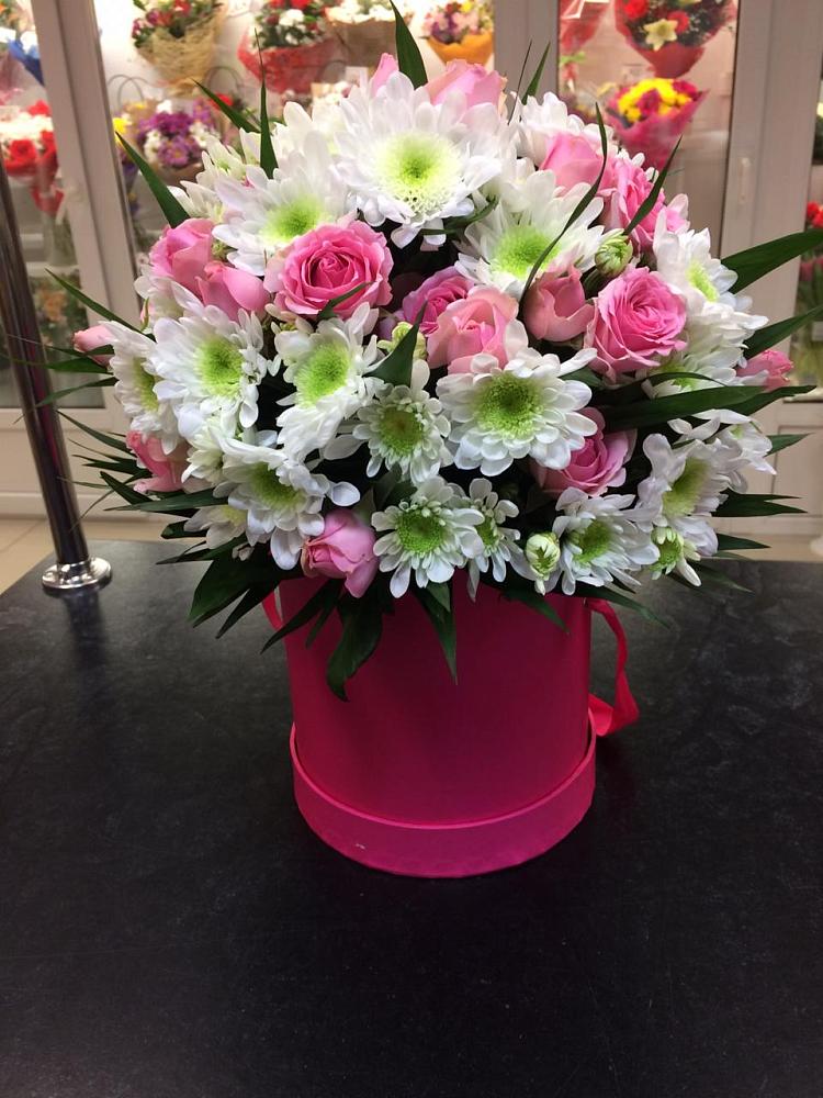 Цветочная композиция из Розы и Хризантемы в шляпной коробке в Молочные Дворы