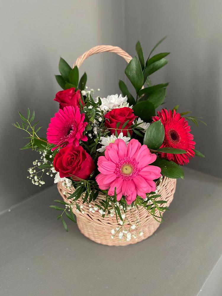 Цветочная композиция из Розы, Хризантемы и Герберы в корзине в Молочные Дворы